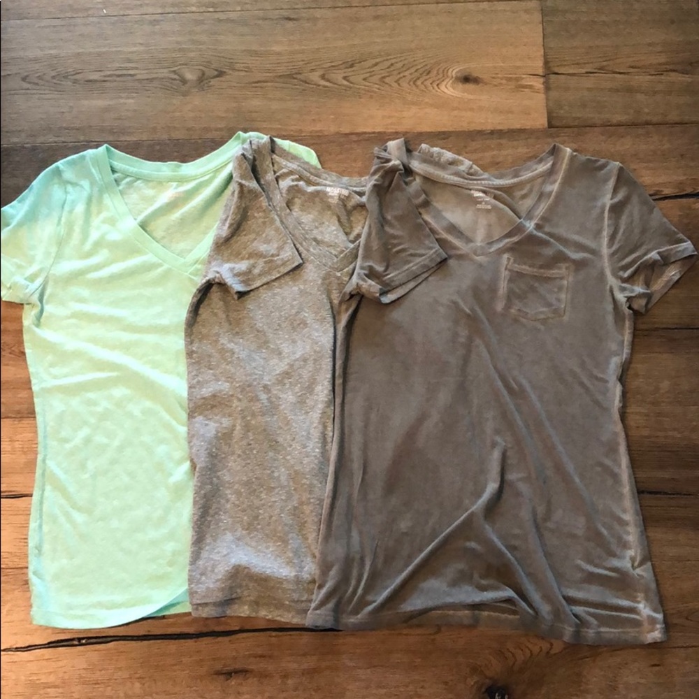 V neck mossimo t shirt 6$ each